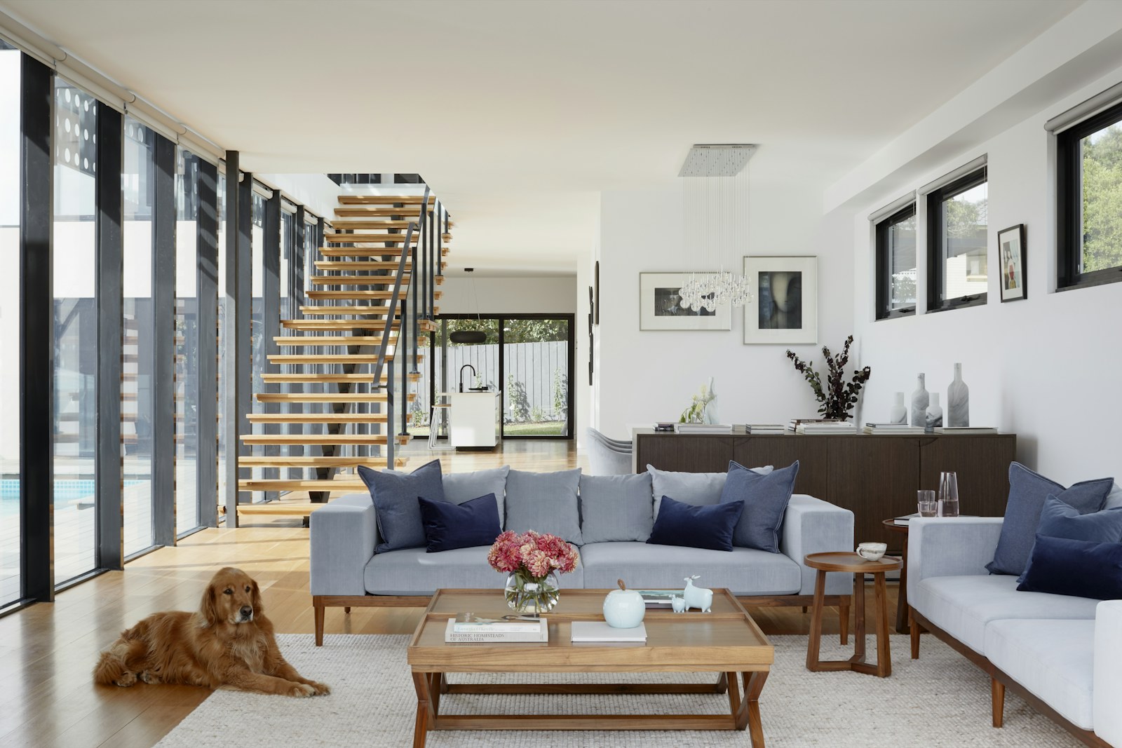 Pátio interno com árvore da Casa Átrio